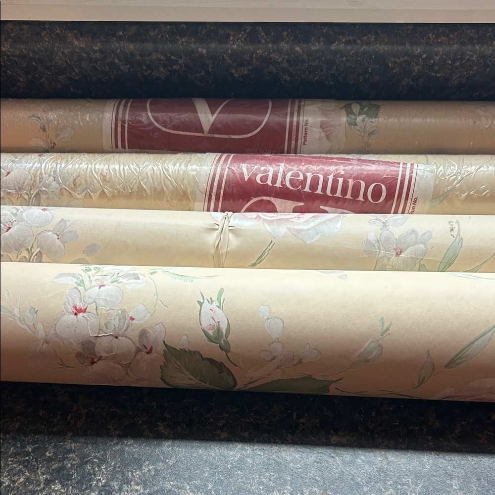 Vintage Valentino Floral Wallpaper in Cream and Pink - Picture 3 of 3